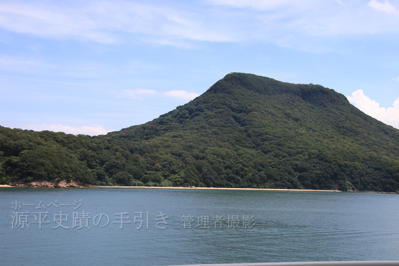 たいらで屋根のように見えるので屋島